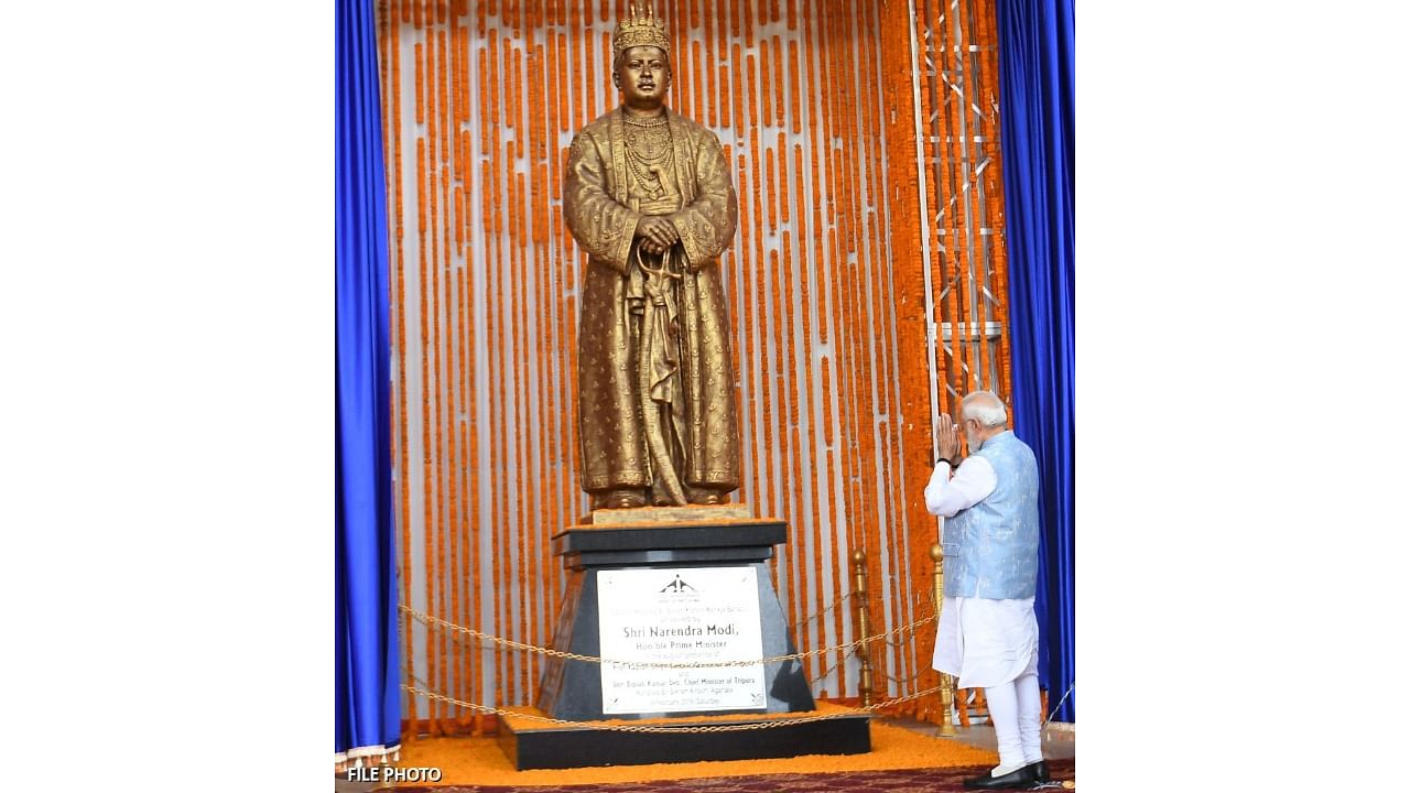 <div class="paragraphs"><p>PM Modi paying tribute to&nbsp;Tripura king Bir Bikram Manikya.</p></div>